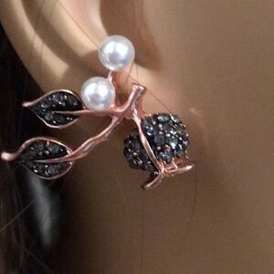 NWT beautiful Betsey Johnson rose gold earrings